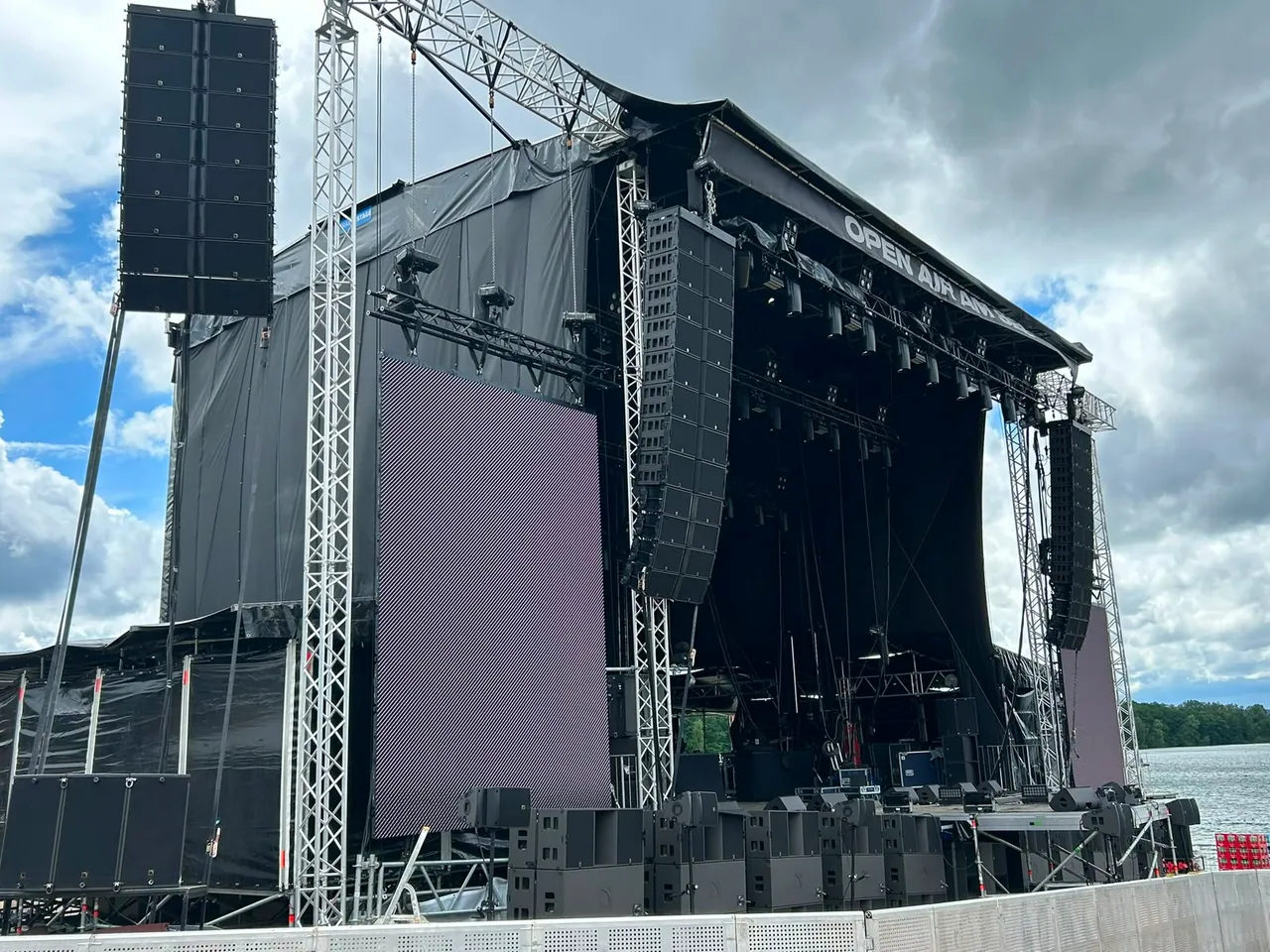 Line-Array an den Türmen einer Festivalbühne