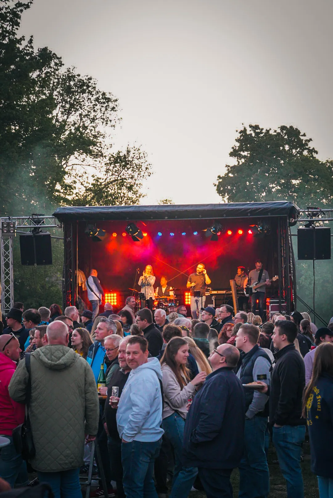 Open-Air-Bühne mit Beschallung an beiden Seiten und Publikum davor