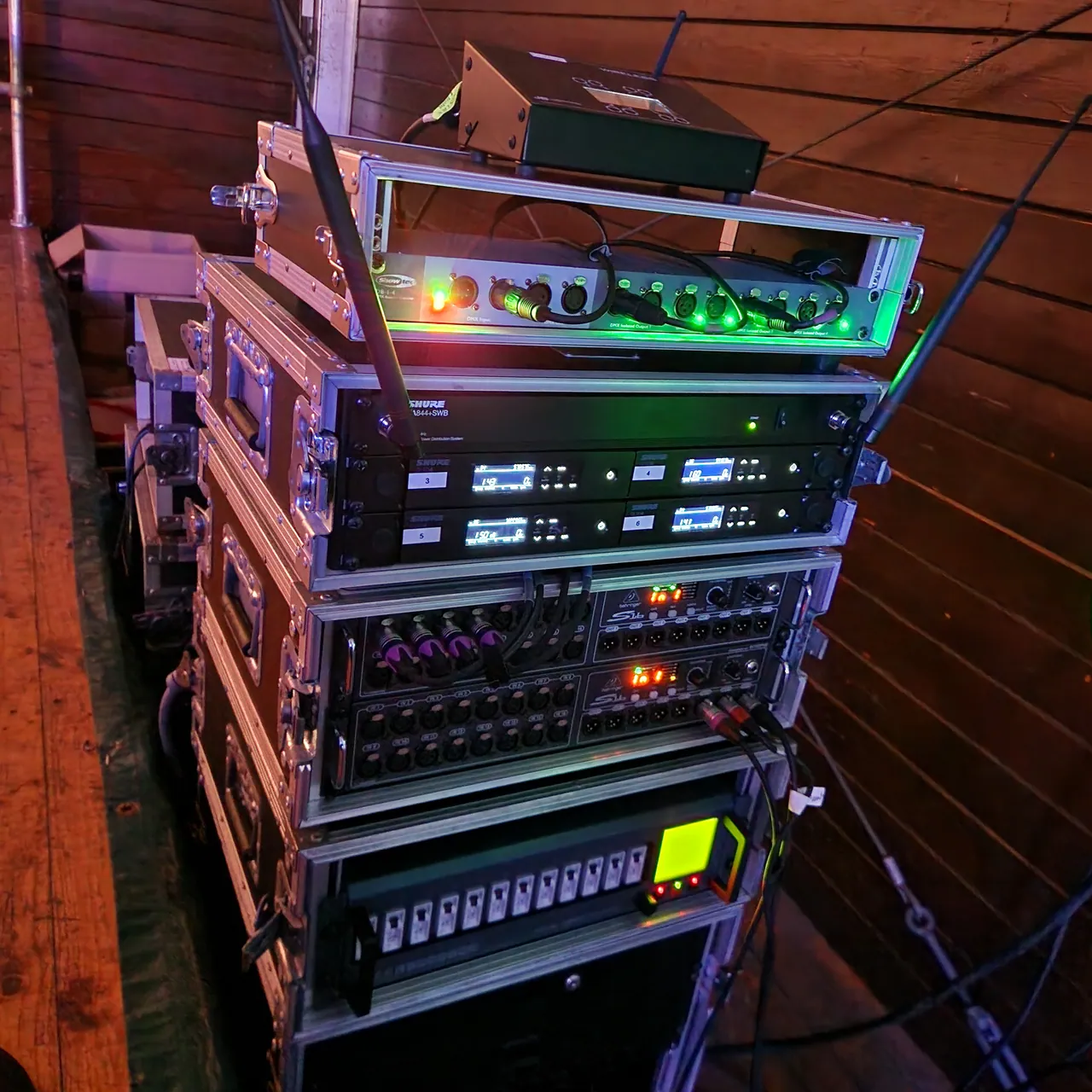 Technikrack mit Endstufen und Verteilern im Betrieb